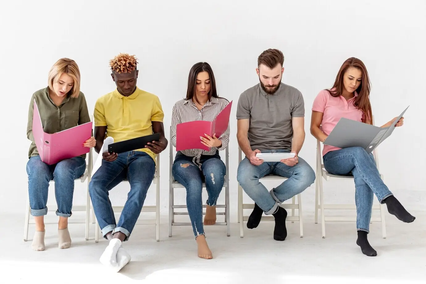 Vorderansicht einer Gruppe von Freunden, die auf Stühlen sitzen.