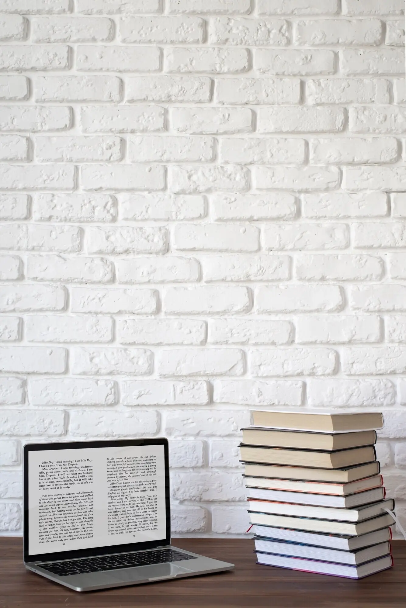 Anordnung von Laptop und Büchern auf dem Tisch