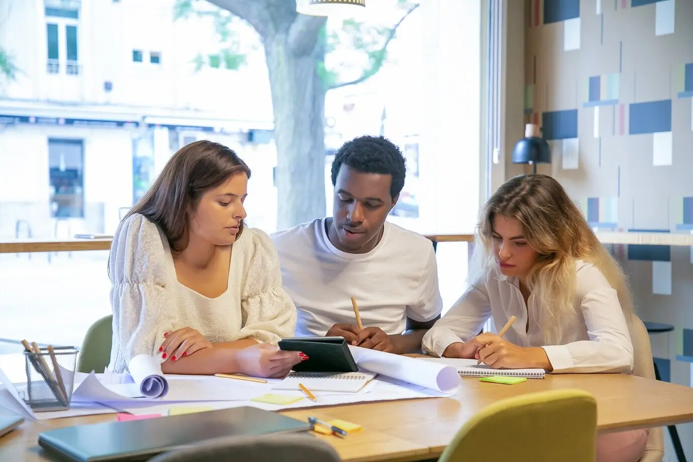 Kreatives Team, das gemeinsam an einem Designprojekt arbeitet